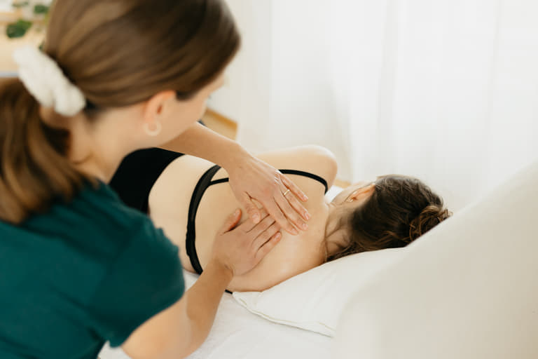Doula Jana Friedrichs gibt eine Schwangerschaftsmassage in Allensbach