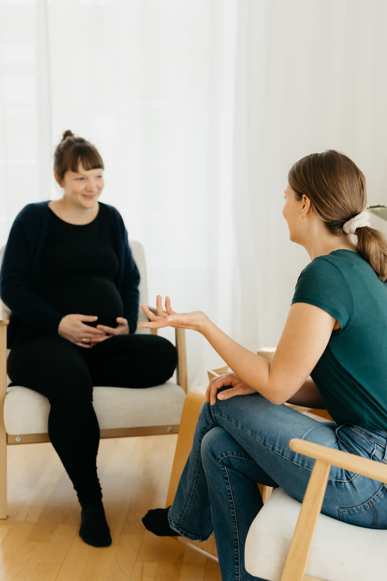 Jana Friedrichs hört einer werdenden Mama in Konstanz aufmerksam zu