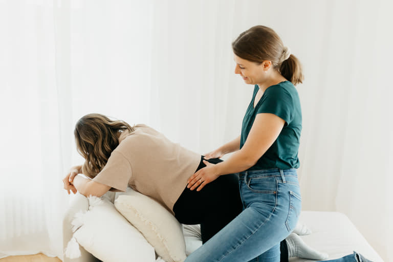 Doula Jana Friedrichs massiert eine Schwangere bei einer Geburtsbegleitung in Konstanz